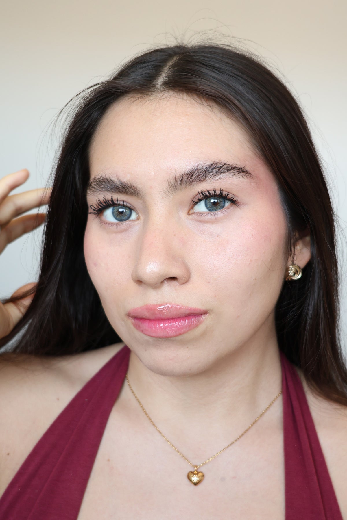 Lentes de contacto Urban Layer BREEZE LIGHT BLUE puestos en modelo, pose con la mano en el cabello