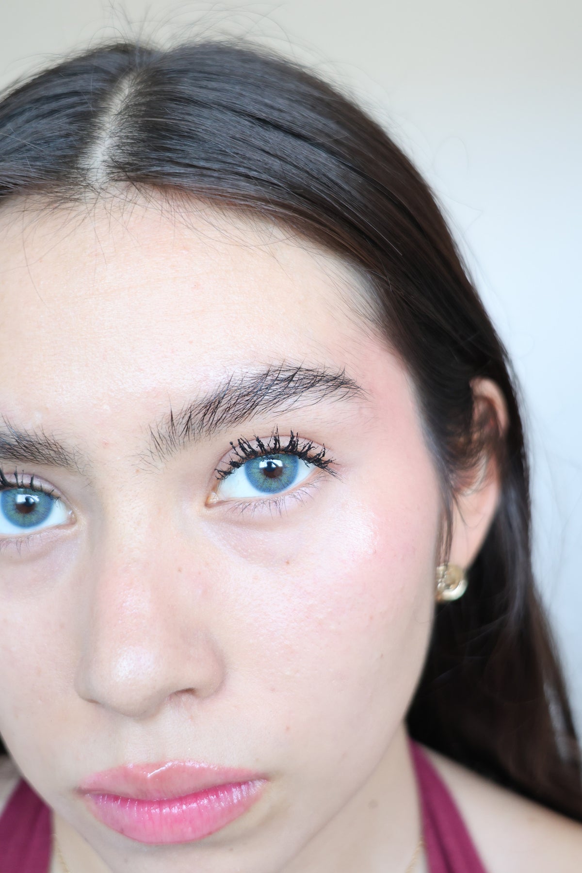 Lentes de contacto Urban Layer CLOUD BLUE puestos en modelo, primer plano en ángulo