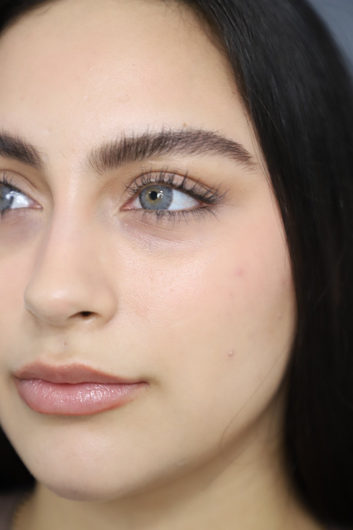 Lentes de contacto Urban Layer SIRI GRAY puestos en modelo, primer plano en ángulo