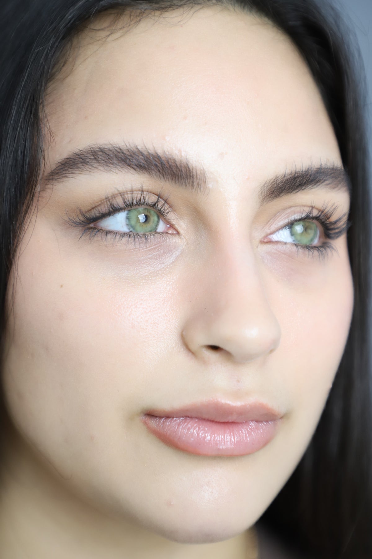 Lentes de contacto Urban Layer SIRI GREEN puestos en modelo, primer plano en ángulo